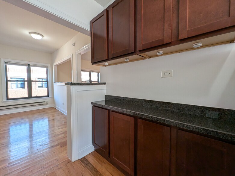 Building Photo - 822 W Waveland Ave