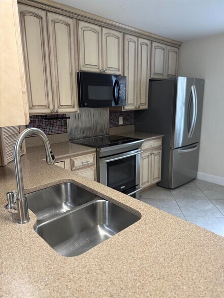 Building Photo - 1303 Lakeview Dr E