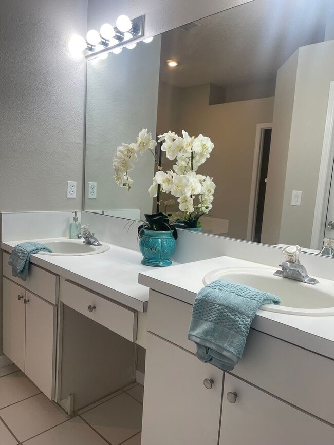 Building Photo - MOVE IN FEB 24TH!      4 Bedroom Valrico home with no carpet and a fenced yard