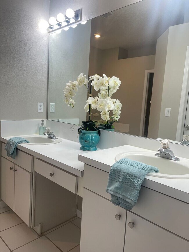 Building Photo - MOVE IN MARCH 15TH!      4 Bedroom Valrico home with no carpet and a fenced yard