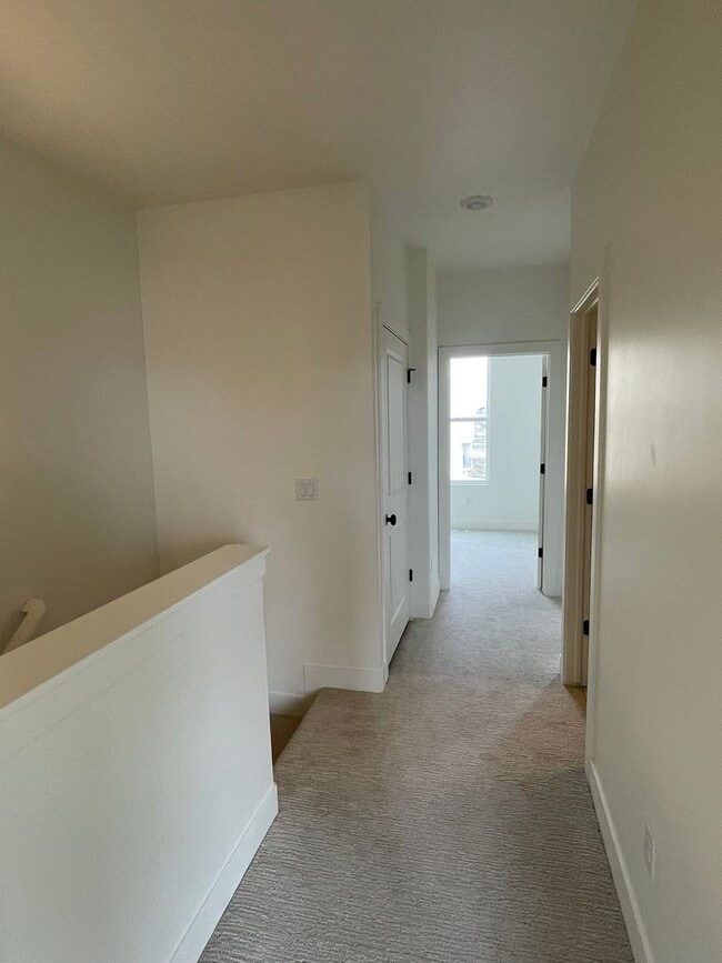 Building Photo - 4 Bed/3.5 Bath, 2-Car Garage