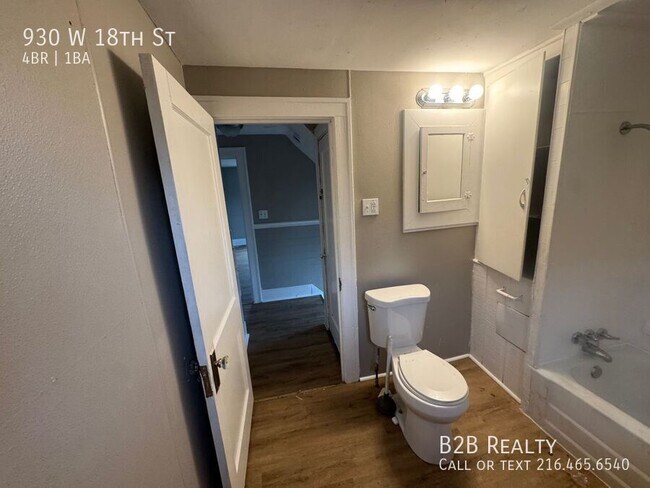 Building Photo - 930 W 18th St