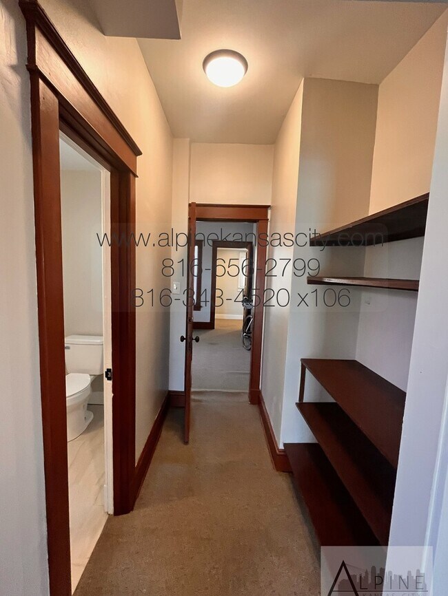 Building Photo - Cute HOUSE in Gillham Plaza, Gated Off Street Parking!