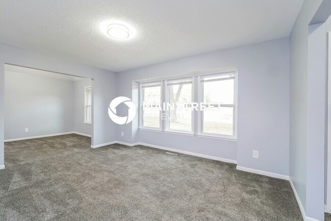 Building Photo - 4 Bedroom Pet-Friendly Home in Overland Park, KS with Main Street Renewal