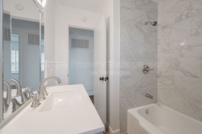 Building Photo - 3704 SW 40th Pl