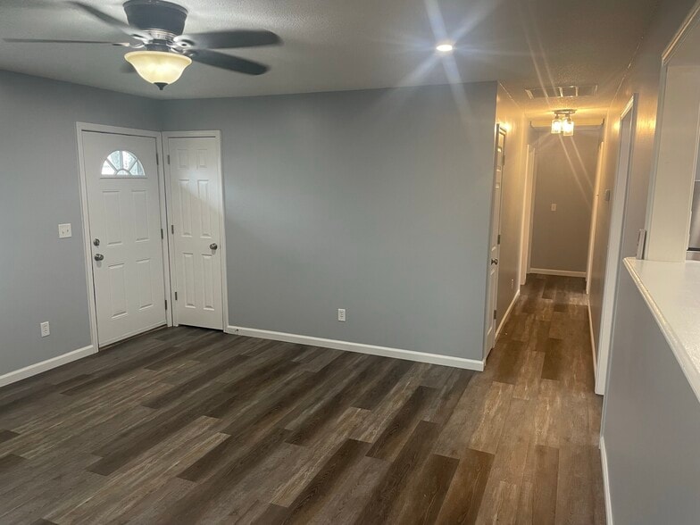 Building Photo - 1812 Briarwood Dr