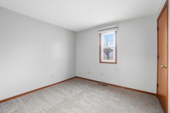 Building Photo - 9412 Vista Park Dr