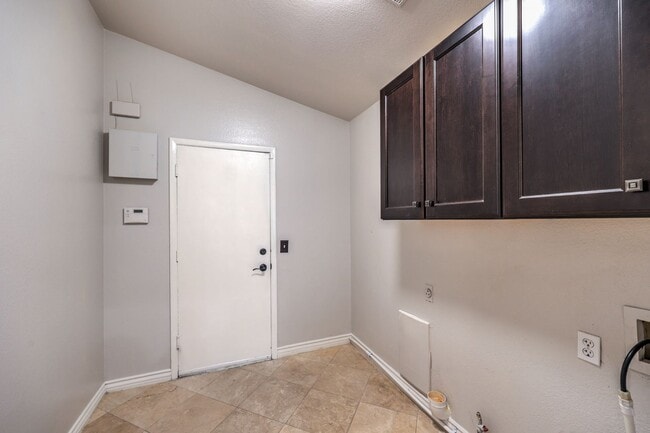 Building Photo - single story upgraded walking distance to park