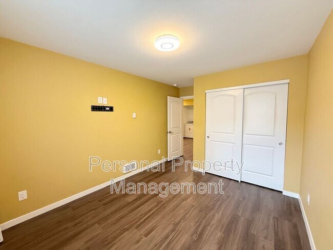 Building Photo - 5711 NE 74th Ct