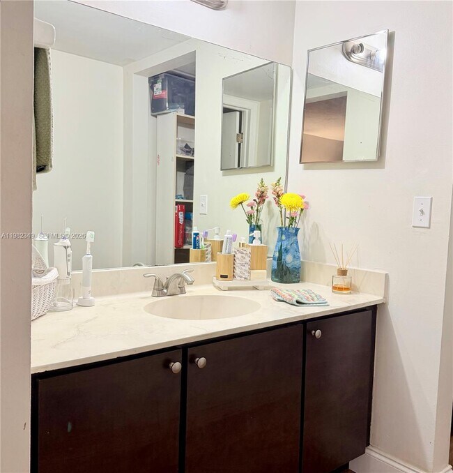 Building Photo - 450 Commodore Dr