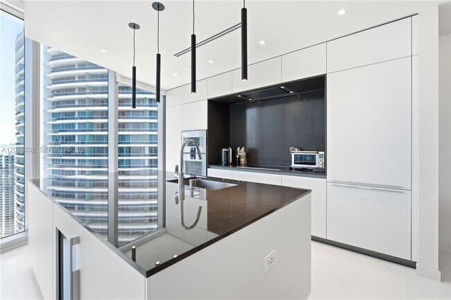 Building Photo - 300 Biscayne Blvd Way
