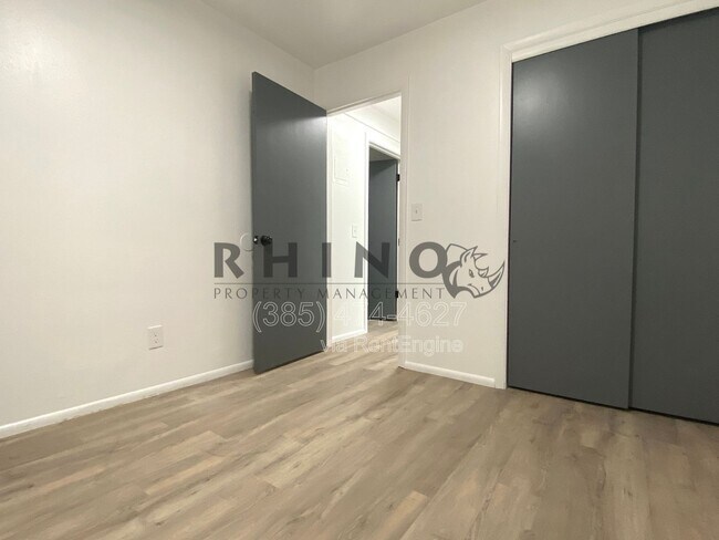 Building Photo - 120 E Utopia Ave