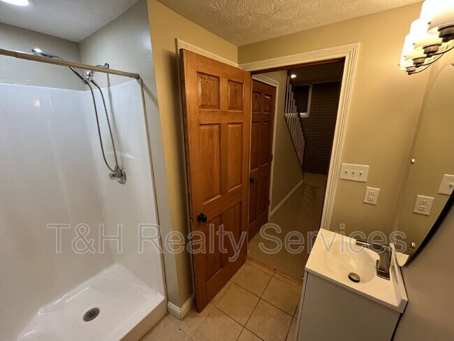 Building Photo - 2059 Ruckle St