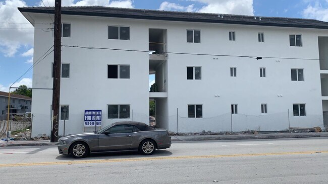 Building Photo - 405 E 7th St