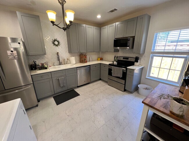 Building Photo - 615 Parkview Ave