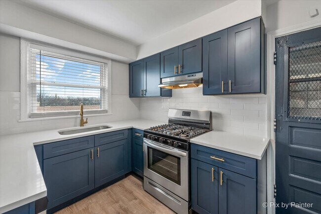 Building Photo - 2721 W Berwyn Ave