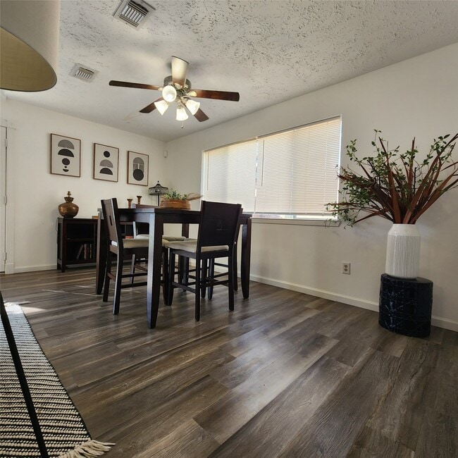 Building Photo - 3622 Fiddlers Green Dr