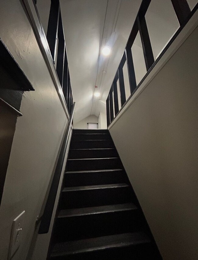 Building Photo - Beautifully renovated 4 bedroom house!