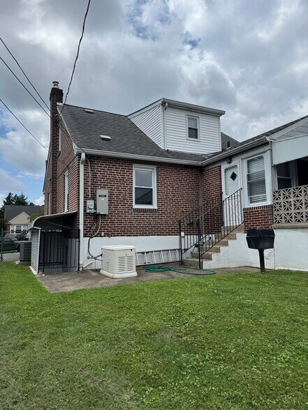 Building Photo - 421 Lawrence Rd