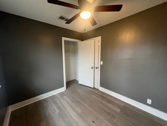 Building Photo - 4 Bedroom 2.5 Bathroom Home