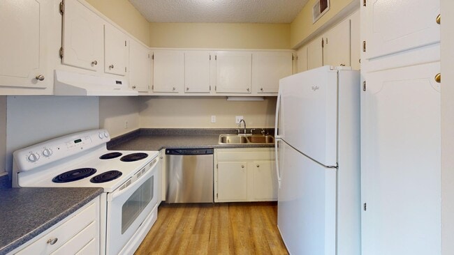 Building Photo - Cozy 2-BR Dilworth Condo - Move-In Ready!