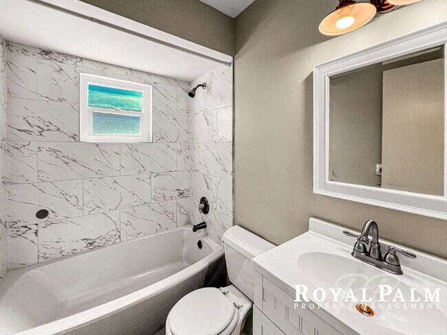 Building Photo - 2 Bed / 1 Bath | Fort Myers | Spring Into This One and Save $500