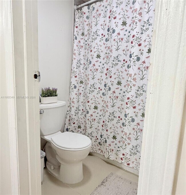 Building Photo - 450 Commodore Dr