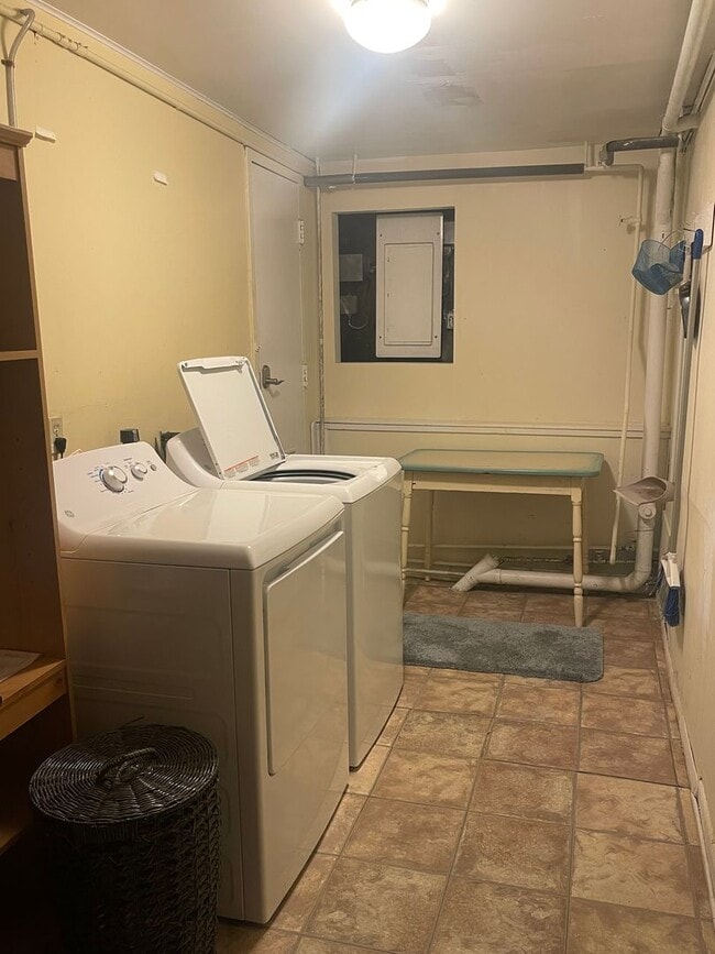 Building Photo - 182 Division St