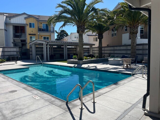 Building Photo - Spacious 3 Bedroom 2 Full Bath Condo with Stunning Views and Energy Savings