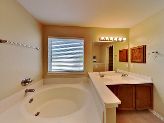 Building Photo - 1101 Shadow Glenn Dr