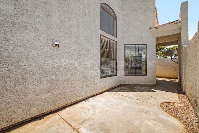 Building Photo - 280 S Elizabeth Way
