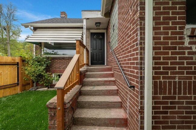 Building Photo - 2bd/1ba Seattle Home