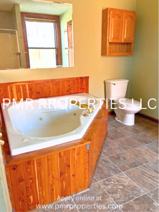 Building Photo - Red Oak Apartments