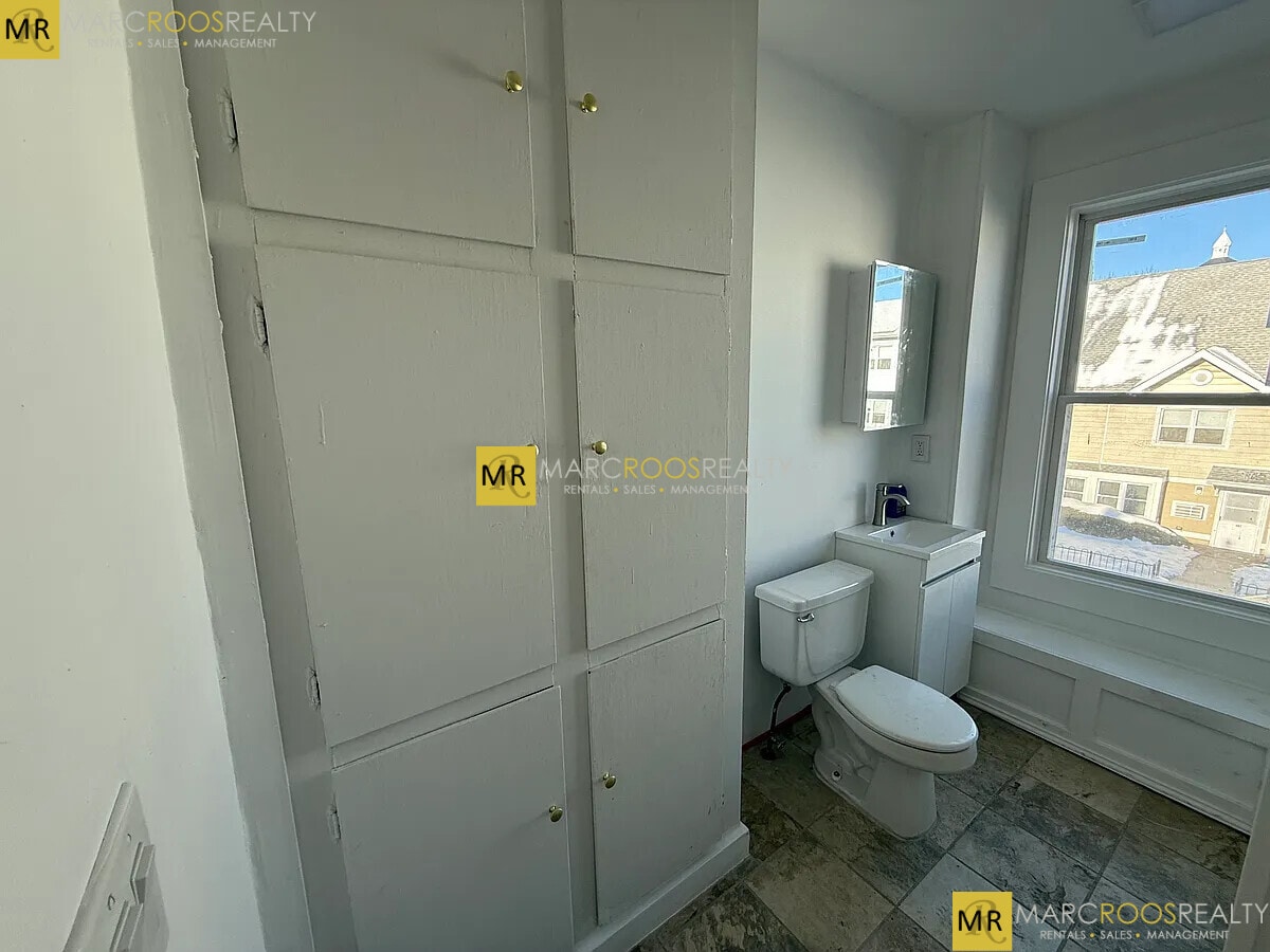 Building Photo - 682 Parker St