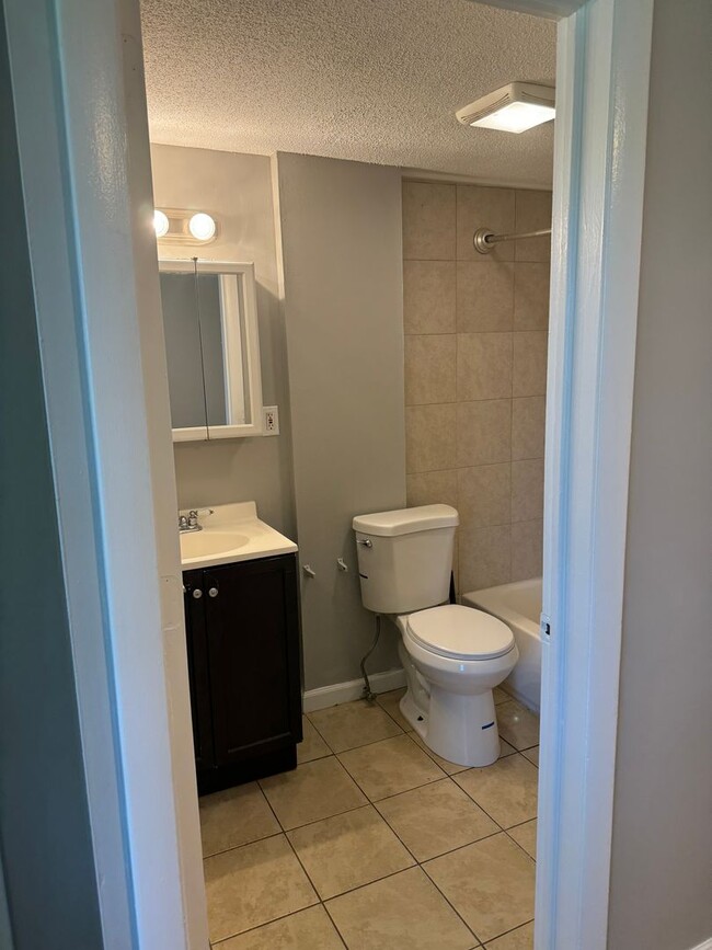 Building Photo - One bedroom Southwick Ma U-13