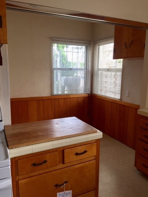 Building Photo - 2 bedroom 1 bath house for rent in Talmadge!