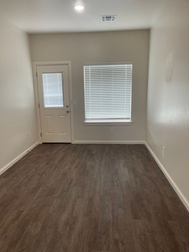 Building Photo - 3 bedroom 2 bath duplex in Newcastle