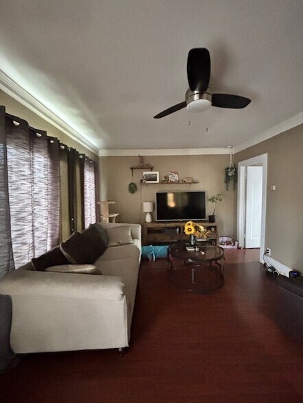 Building Photo - 909 W 1st St