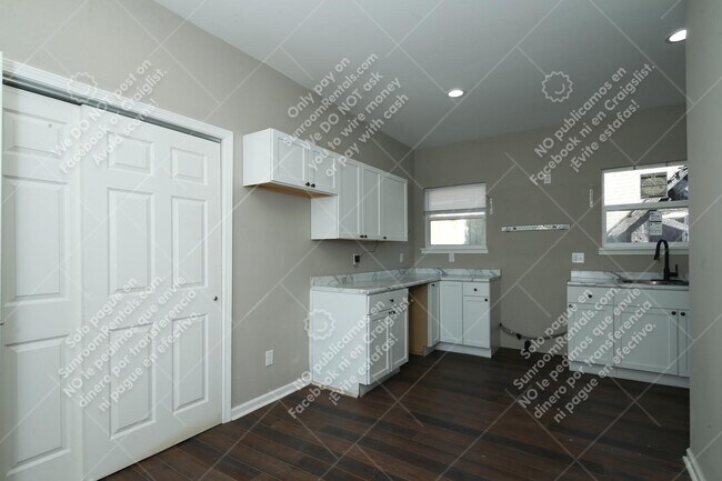 Building Photo - 330 N Randolph St A