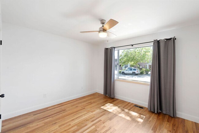 Building Photo - Newly Renovated 2 BD Brick Bungalow in Riverwalk District!
