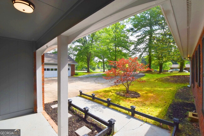 Building Photo - 98 Woodvalley Dr