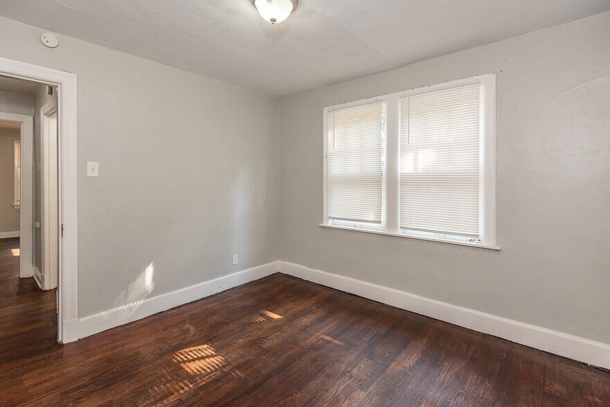 Building Photo - 320 Henquin Dr