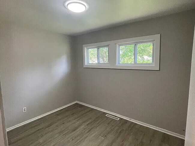 Building Photo - Beautiful three-bed property in Gary