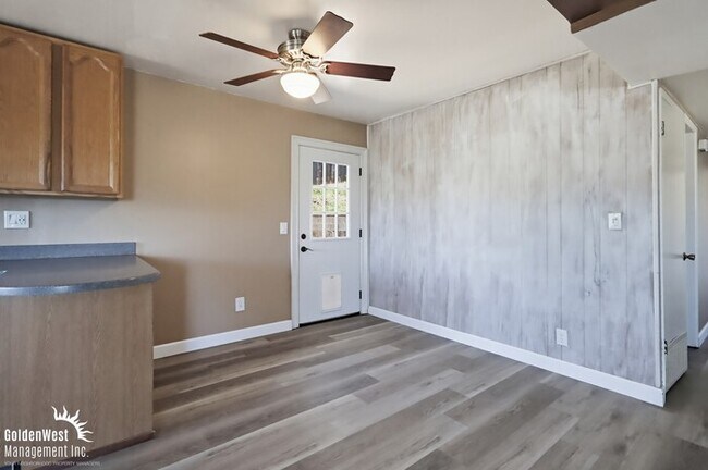 Building Photo - Updated 3Bdm 2 Ba Single Story Home with Detached Garage in the Heart of Lakeside