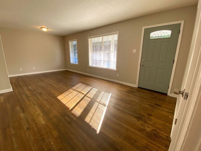 Building Photo - 3 bed, 2 bath near Yale and Raleigh Millington / $500 gift card offer with 1/22/26 move in