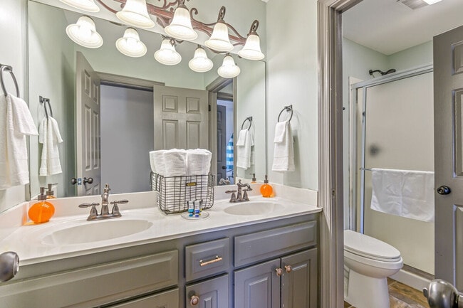 Building Photo - 10 Bridlewood Ct