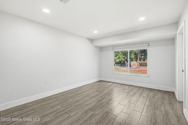Building Photo - 1310 Mariposa Dr NE