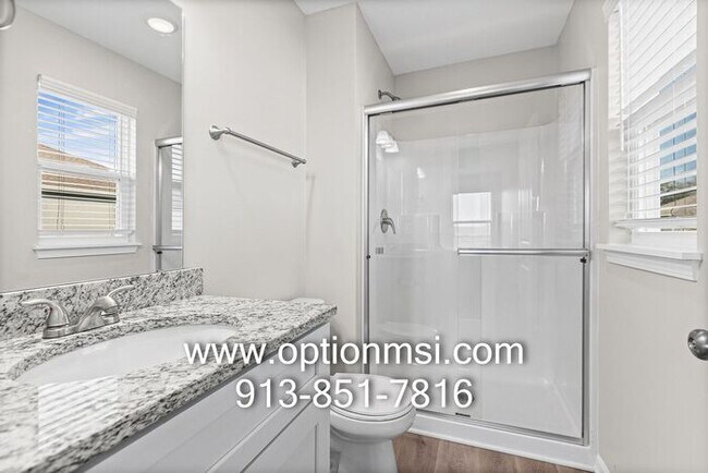 Building Photo - Fresh 3 Bedroom, 2 Bathroom Half Duplex