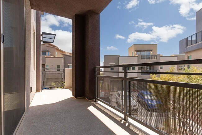 Building Photo - Fully furnished luxury townhome in Affinit...