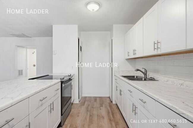 Building Photo - 1332 W 5th St